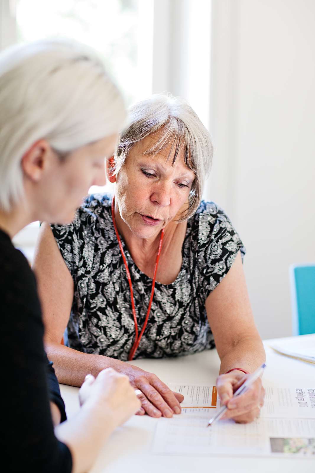 Två kvinnor vid ett mötesbord.