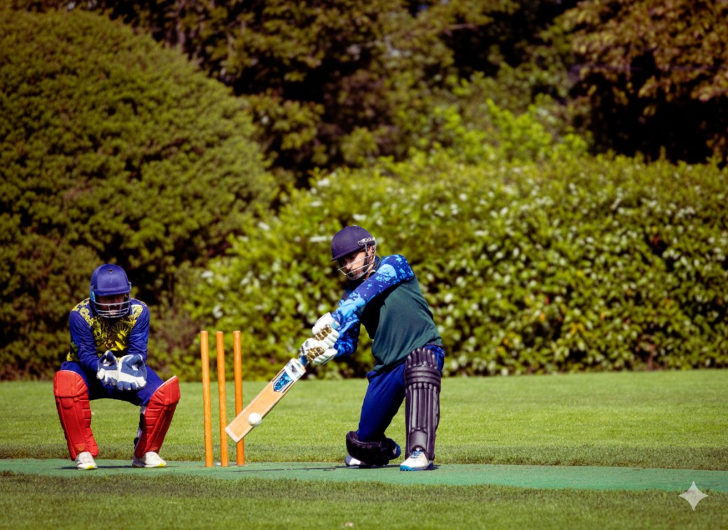 Två personer som spelar cricket