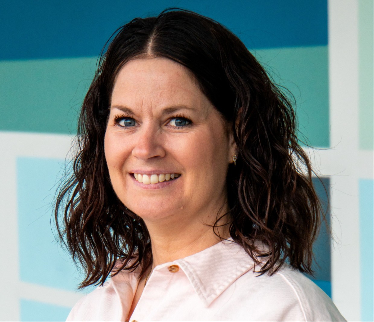 Kvinna med mörkt hår som ler