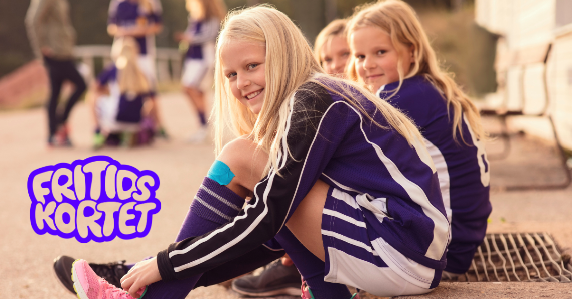 Tre sportiga fotbollstjejer