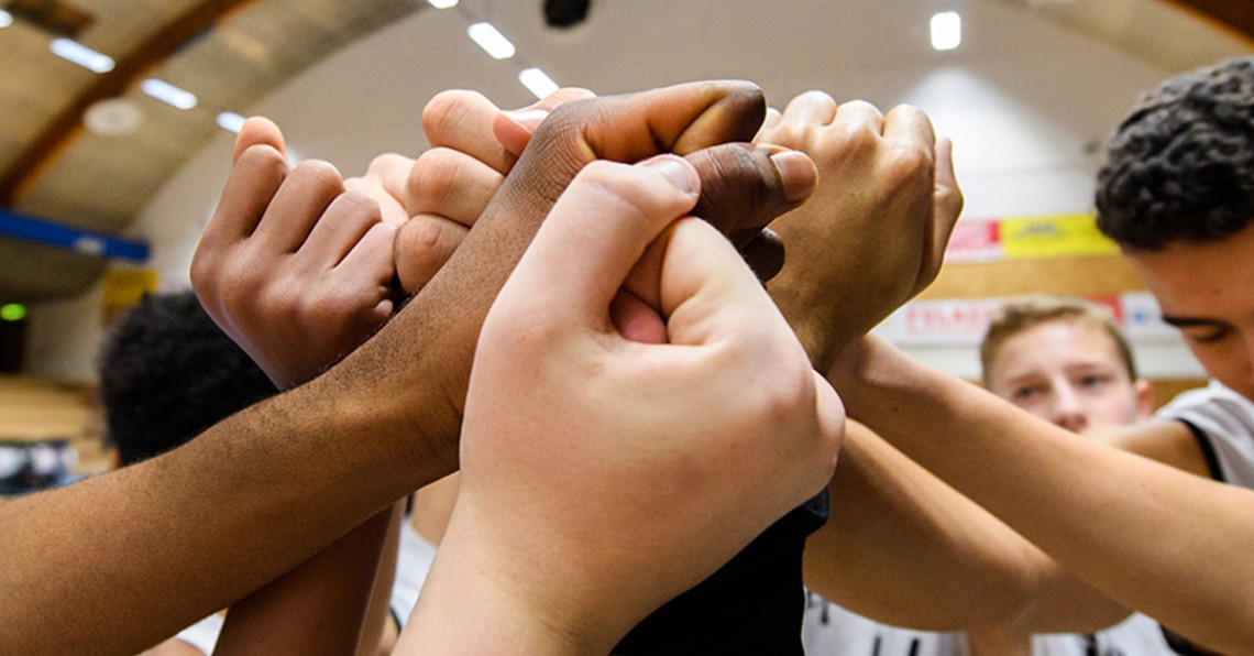 Personer som håller ihop händerna och symboliserar tillsammans