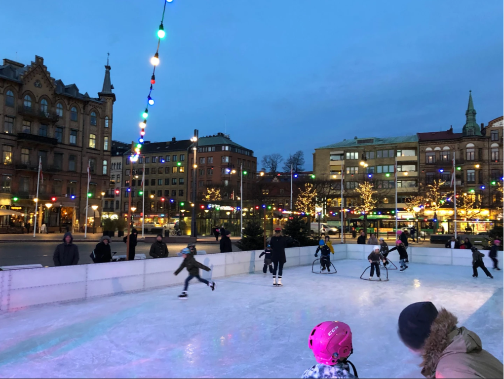 Personer som åker skridskor på Sundstorget