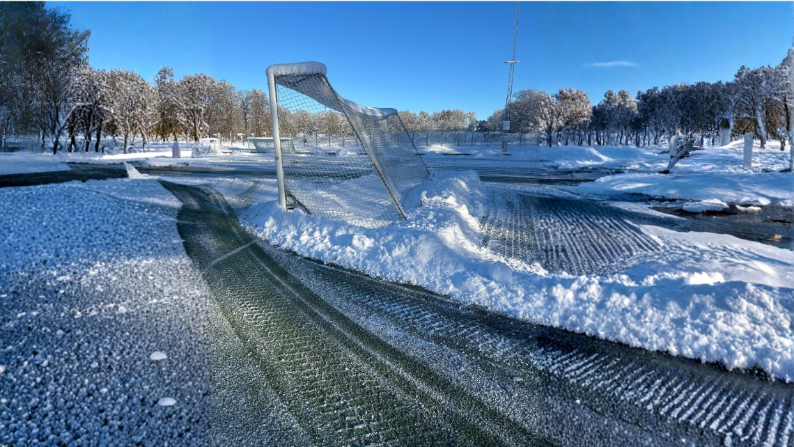 Fotbollsplan täckt med snö