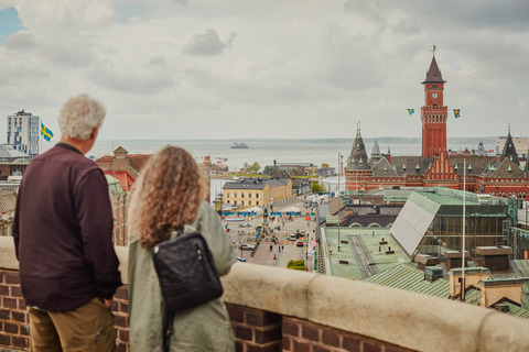 En kvinna och en man står och tittar på utsikten över centrala Helsingborg