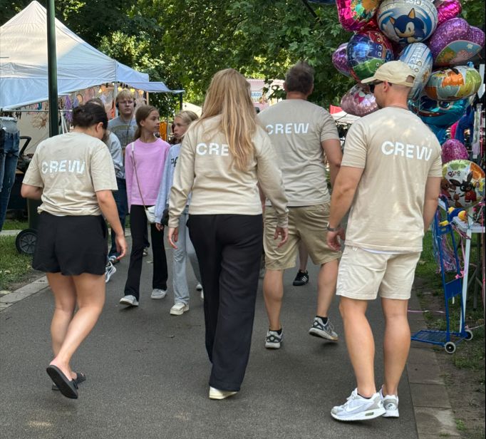 Personal på stadsfest i matchande arbetskläder.
