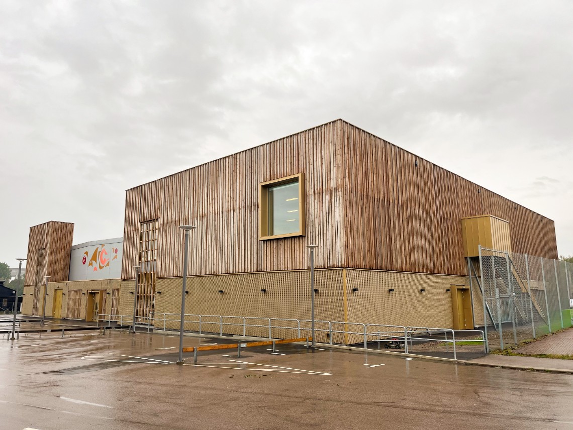 Tre sportiga fotbollstjejer