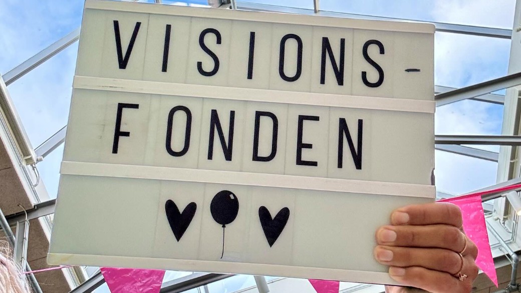 Person på skolgård och barn som gungar